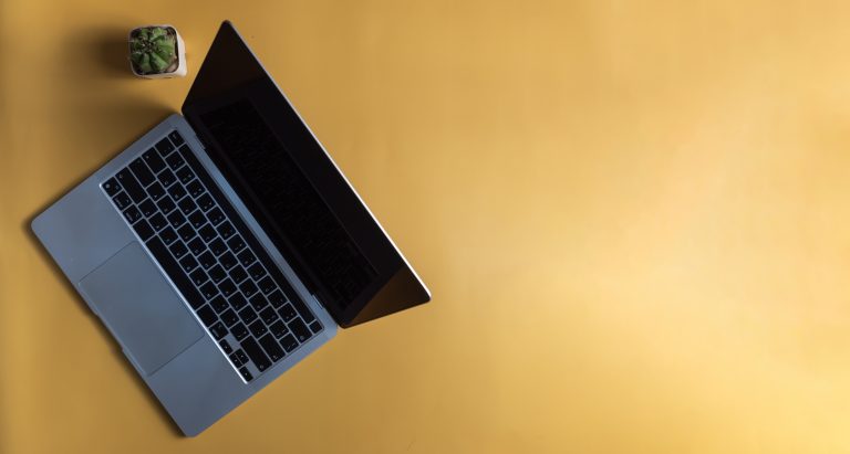 Laptop auf gelben Hintergrund
