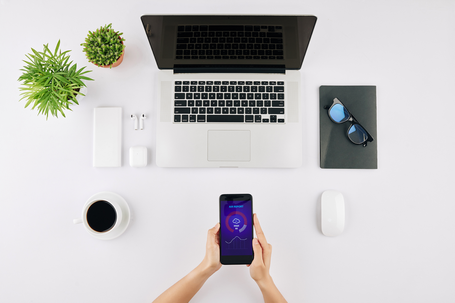 Schreibtisch mit verschiedenen Apple Geräten