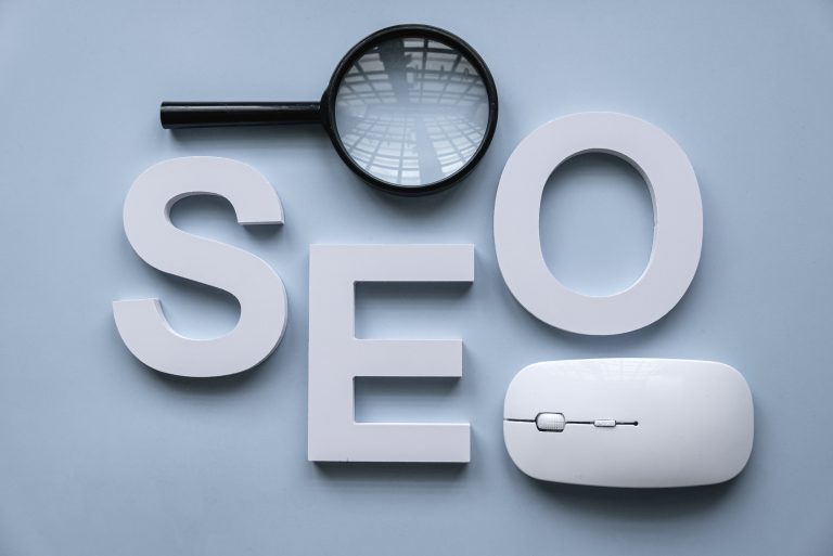 Buchstaben abgebildet die SEO bilden mit einer Lupe