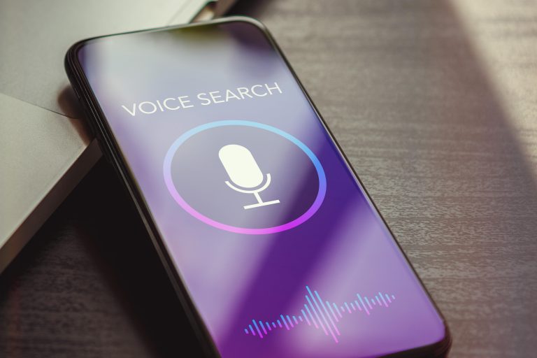 Smartphone bei dem ein Voice Search geöffnet ist