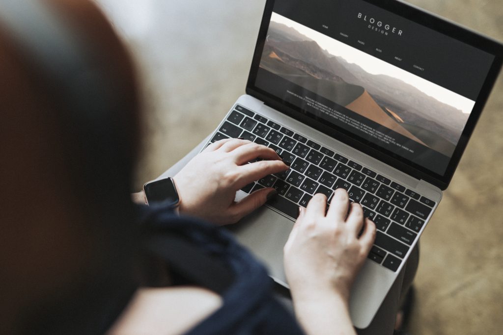 Frau tippt am Laptop