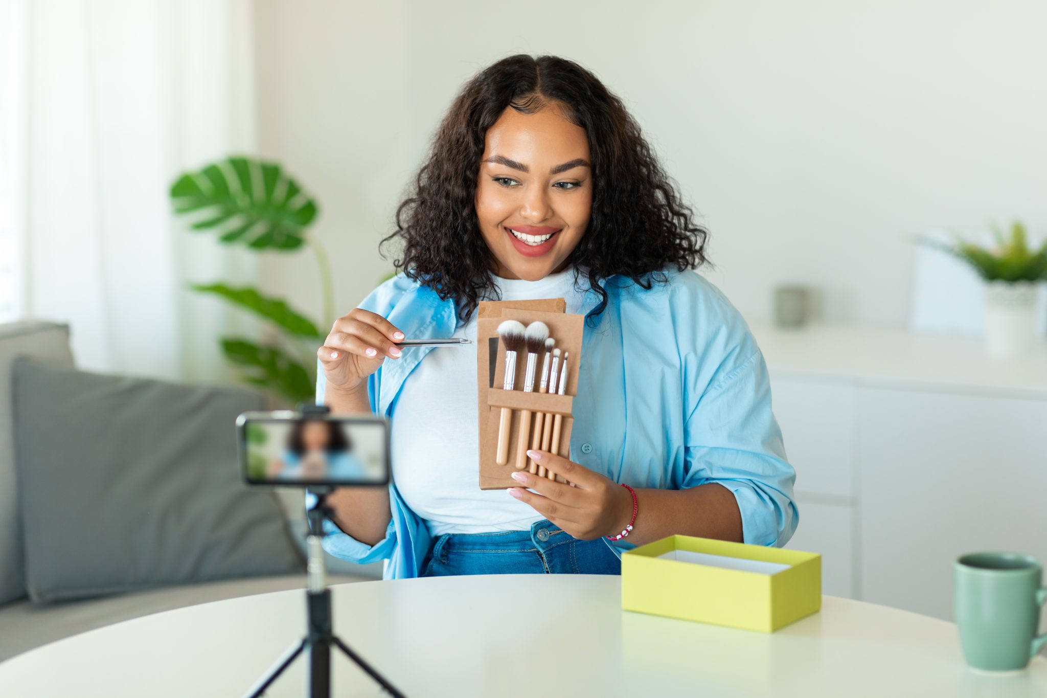 Influencering zeigt Proodukte her