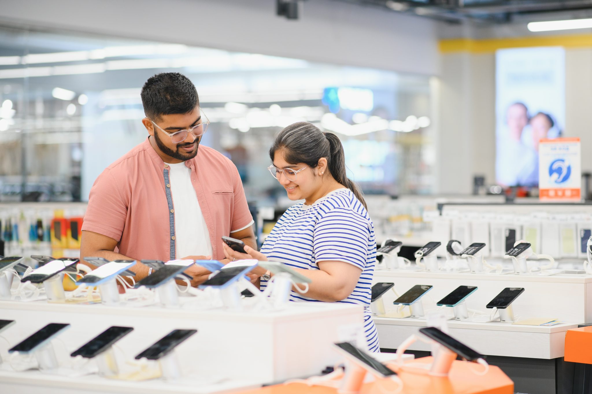 Paar sieht sich verschiedenen Produkte an